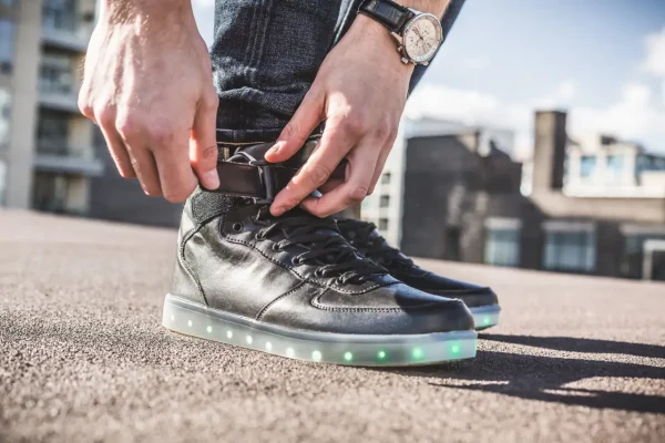 Scarpe in pelle a LED luminose con ricarica USB - immagine 3